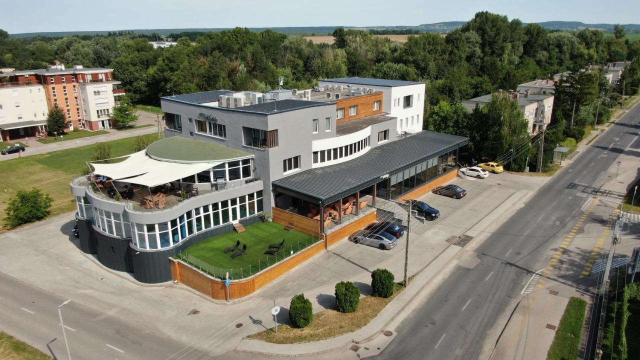Hotel Kristály Konferencia&Wellness Ajka Esterno foto